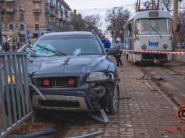 В Днепре ищут свидетелей аварии на Поля, где Volvo выехал на остановку и сбил женщину: пострадавшая в тяжелом состоянии