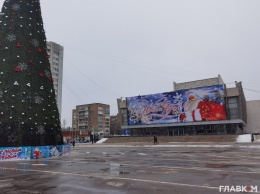 Серо, пусто и безлюдно: в «ЛНР» показали главную елку «республики» (фото)