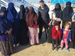Украина забрала двух крымских татарок с детьми из лагеря беженцев в Сирии