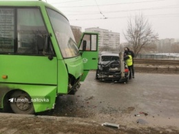В Харькове BMW занесло под маршрутку - соцсети