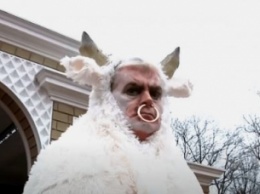 "Какой лютый треш!": директор Одесского зоопарка нарядился быком и увел "телку" (видео)