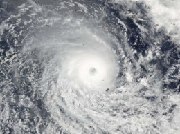 «Циклон-бомба» принес ураганный ветер и поднял 18-метровые волны в Тихом океане