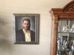 Парень подарил родителям портрет Оби-Вана Кеноби - они до сих пор уверены, что их гостиную охраняет Иисус