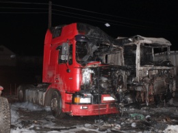 В Хмельницкой обл. в новогоднюю ночь горели два грузовика