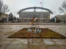 На центральной площади в Запорожье разобрали елку из противогазов (ФОТО)