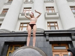 Отделалась испугом: суд встал на сторону активистки Femen, которая оголялась возле Офиса президента