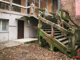 В Днепре планируют отремонтировать лестницу особняка на Шевченко: как она выглядит сейчас