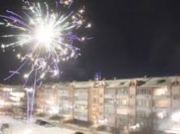 Жительница Мелитополя показала последствия фейерверков во дворах (видео)