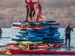 Запорожцы устроили к Новому году "байдарочное безумие" на воде