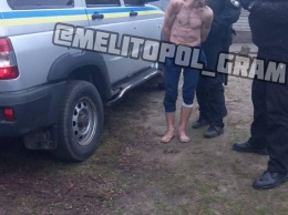 В Мелитополе неадекватный мужчина бегал голым и совершал непотребства (видео 18+)