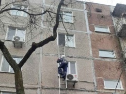 1 января николаевские спасатели вскрыли две квартиры, чтобы помочь старикам