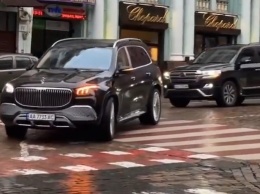 На украинских дорогах впервые заметили новейший внедорожник Майбах (видео)