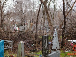 Жители Днепра превращают кладбища в мусорные свалки