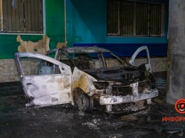 В Днепре на Антоновича возле школы сгорел Renault