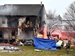 В США три человека погибли при падении самолета на жилой дом
