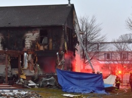 В США самолет упал на жилой дом, три человека погибли