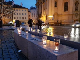 В Праге зажгли цепь свечей в пивных кружках против «антиковидных» запретов (ФОТО)