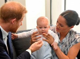 Принца Гарри и Меган Маркл осудили за использование маленького сына в рекламных целях