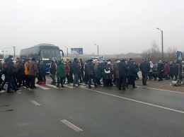 В Украине начались протесты из-за роста тарифов: люди перекрыли трассу Киев - Харьков