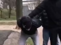 В Харькове мужчина ударил девушку-кассира с ноги по лицу: его жестко "наказали", видео