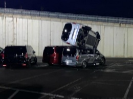 В Испании уволенный сотрудник крушил бульдозером новые Mercedes