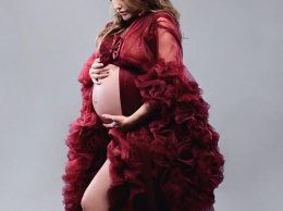 Вот-вот родит: беременная звезда «Великолепного века» Мерьем Узерли снялась в эффектной фотосессии