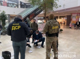 В ТРЦ Львова задержали чиновника при получении взятки