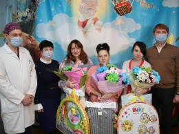 Мэр Мирнограда поздравил родителей первых новорожденных малышей в 2021 году