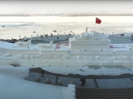 В Китае из снега слепили 50-метровый авианосец