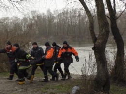 В Чернигове женщина упала с моста в реку (фото)