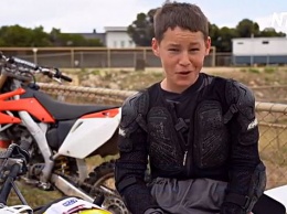 В Австралии подростков пытаются удержать на "верном пути" при помощи мотоциклов (видео)