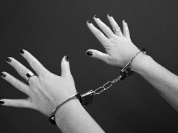 В Симферополе задержали двух женщин, решивших «поживиться» выручкой из кассы