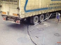 В Днепре на Крутогорном спуске фура снесла столбики на тротуаре и скрылась: видео момента