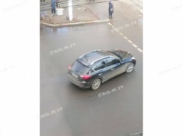 В Мелитополе водитель Инфинити рискнул жизнями пешеходов (фото)