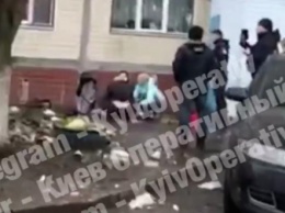 ЧП в Киеве: женщина выбросила 3-летнего ребенка из окна 8 этажа. ВИДЕО