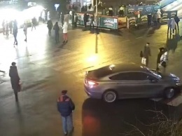 Я не простой человек: В Киеве пьяный мужчина выехал на пешеходную зону и угрожал копам, потому что хотел увидеть елку