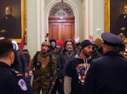 Сторонники Трампа ворвались в зал заседаний Сената США. В Вашингтоне объявлен комендантский час