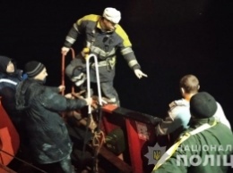 В Запорожье на Хортице горело грузовое судно: механик с ожогами госпитализирован в больницу (фото)