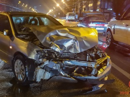 В Днепре на Слобожанском столкнулись Nissan и Mitsubishi: пострадала женщина
