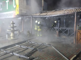 В Киеве масштабный пожар повредил несколько зданий: фото