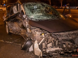 В Днепре на Запорожском Шоссе столкнулись Mercedes и Renault: двоих человек забрала скорая