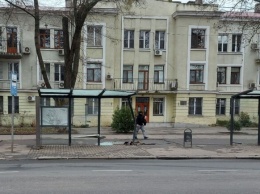 На проспекте Шевченко пикап въехал в остановку и две машины: виновник аварии сбежал