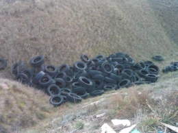 На николаевском курорте Черноморка обнаружили десятки старых автомобильных шин: рыбацкий запас или нелегальная свалка?