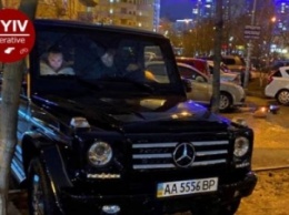 Больше мест нет: в Киеве за хамской парковкой заметили владельца элитного автомобиля, фото