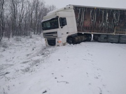 В Запорожской области выпал снег - грузовик слетел с дороги