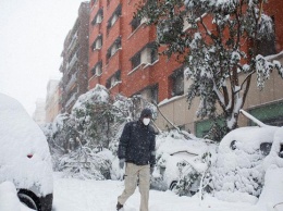 В Мадриде мощный снегопад "убил" двух людей