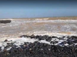 Последствия штормов - промоину между Молочным лиманом и Азовским морем заносит песком (видео)