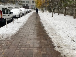 В Соломенском районе появились «теплые» тротуары (фото)