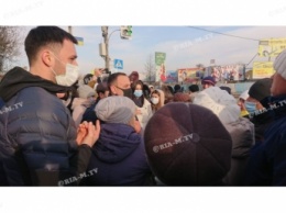Участники тарифного Майдана в Мелитополе на капоте полицейского авто ведут запись (фото, видео)