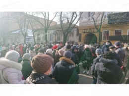Лучше заболеть и сдохнуть, чем так жить - участники антитарифного Майдана в Мелитополе проклинали Президента (фото, видео)